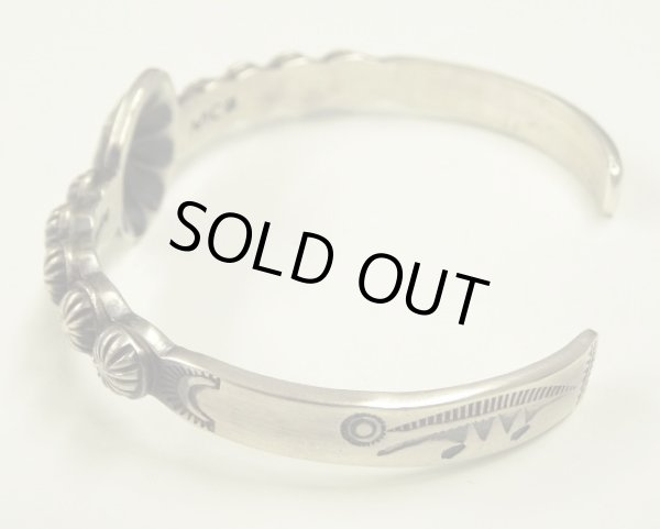 画像2: ナバホ族 インディアンジュエリー "MARTHA CAYATINETO" スタンプワーク シルバー コンチョバングル (NEW)