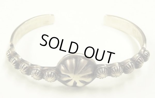 画像1: ナバホ族 インディアンジュエリー "MARTHA CAYATINETO" スタンプワーク シルバー コンチョバングル (NEW)