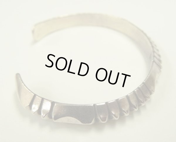 画像3: ナバホ族 インディアンジュエリー "DELVERT VANDEVER" シルバー トライアングルバングル (NEW)