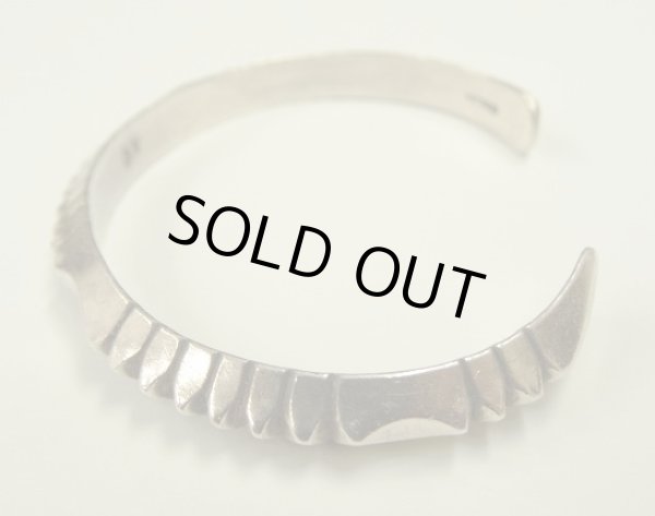 画像2: ナバホ族 インディアンジュエリー "DELVERT VANDEVER" シルバー トライアングルバングル (NEW)