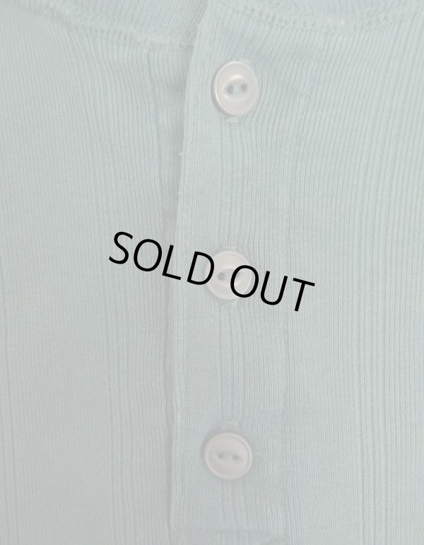 画像3: 90'S EDDIE BAUER 黒タグ シングルステッチ 針抜きリブ 猫目ボタン ヘンリーネック 長袖 Tシャツ ダークグリーン USA製 (VINTAGE)