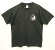 画像1: 90'S YIN & YANG コットン/ポリ シングルステッチ 半袖 Tシャツ フェードブラック (VINTAGE)