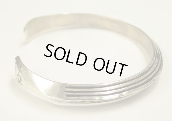 画像5: ナバホ族 インディアンジュエリー "WYLIE SECATERO" スタンプワーク シルバー トライアングルバングル (NEW)