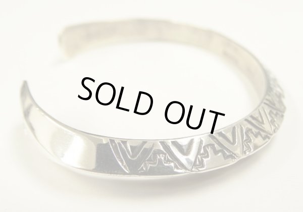 画像3: ナバホ族 インディアンジュエリー "WYLIE SECATERO" スタンプワーク シルバー トライアングルバングル (NEW)