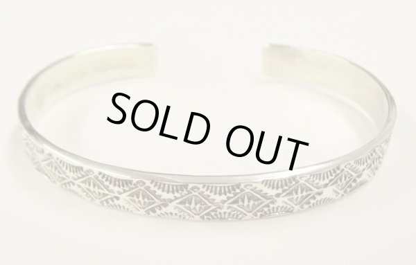 画像1: ナバホ族 インディアンジュエリー "HENRY MARIANO" スタンプワーク シルバー バングル (NEW)