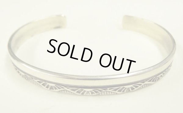 画像2: ナバホ族 インディアンジュエリー "HENRY MARIANO" スタンプワーク シルバー バングル (NEW)