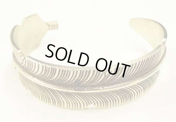 画像1: ナバホ族 インディアンジュエリー "CHRIS CHARLIE" シルバー フェザーバングル (NEW)