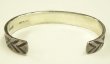 画像4: ナバホ族 インディアンジュエリー "JERROLD TAHE" スタンプワーク シルバー バングル (NEW)