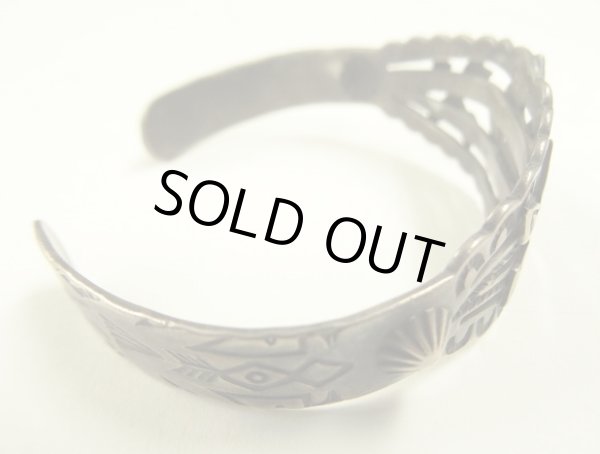 画像3: 40'S ナバホ族 インディアンジュエリー "SWASTIKA & ARROW" シルバー バングル (VINTAGE)