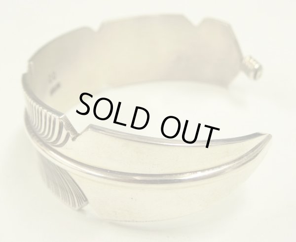 画像2: ナバホ族 インディアンジュエリー "CHRIS CHARLIE" シルバー フェザーバングル (NEW)