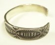 画像2: ナバホ族 インディアンジュエリー "JERROLD TAHE" スタンプワーク シルバー バングル (NEW)