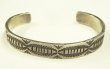 画像1: ナバホ族 インディアンジュエリー "JERROLD TAHE" スタンプワーク シルバー バングル (NEW)