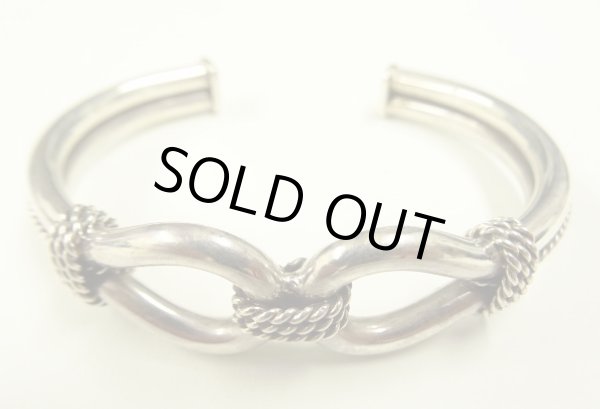 画像1: ナバホ族 インディアンジュエリー "STEVE ARVISO" ホースウィスパラー シルバーバングル (NEW)