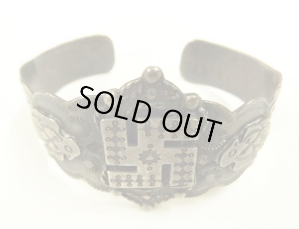 画像1: 40'S ナバホ族 インディアンジュエリー "SWASTIKA & THUNDERBIRD" シルバー バングル (VINTAGE)