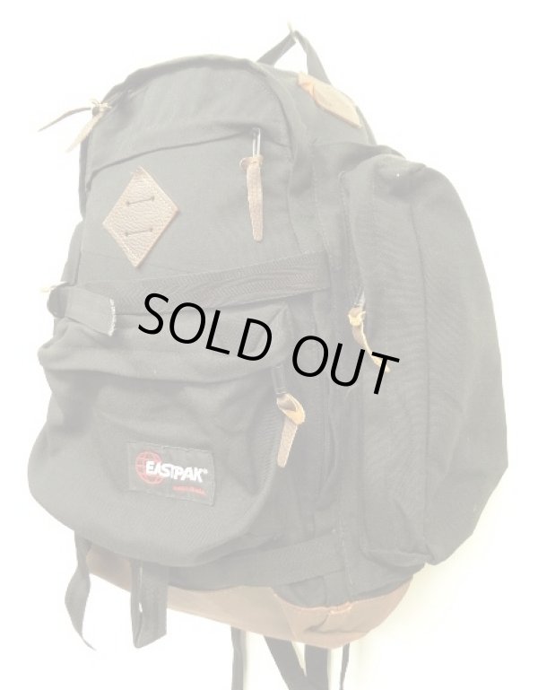 画像2: 80'S EASTPAK 旧タグ 両サイド収納付き ボトムレザー ナイロン バックパック ブラック USA製 (VINTAGE)
