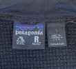 画像2: 00'S PATAGONIA 裾ロゴ レギュレーター R1 ハーフジップベスト ブラック USA製 (VINTAGE)