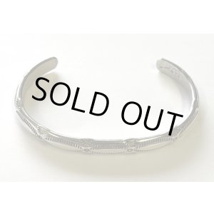 画像: ナバホ族 インディアンジュエリー "ARNOLD GOODLUCK" スタンプワーク シルバー バングル (NEW)