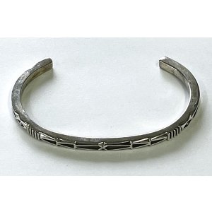 画像: ナバホ族 インディアンジュエリー "JENNIFER CURTIS" スタンプワーク シルバー バングル (NEW)