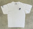 画像1: 90'S JUST FOR FEET "NEW BALANCE 1600" シングルステッチ 両面＆袖プリント 半袖 Tシャツ ホワイト USA製 (VINTAGE)