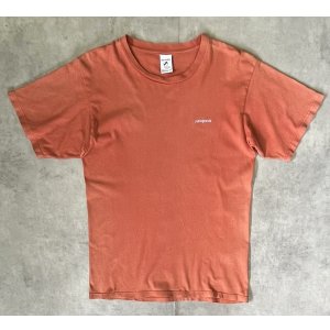 画像: 90'S PATAGONIA "BENEFICIAL T'S" ロゴ刺繍 半袖 Tシャツ フェードオレンジ (VINTAGE)