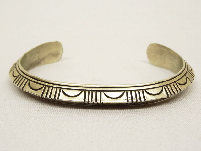 画像: ナバホ族 インディアンジュエリー "Wylie Secatero" トライアングルバングル (NEW) 「Accessorie」 入荷しました。