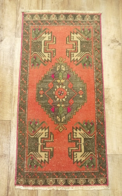 画像: ウール トライバルラグ 105cm x 50cm (ANTIQUE) 「Antique Goods」 入荷しました。