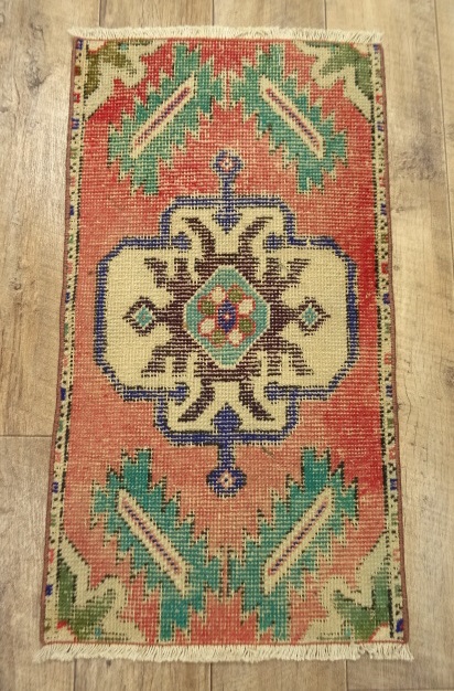 画像: ウール トライバルラグ 85cm x 45cm (ANTIQUE) 「Antique Goods」 入荷しました。