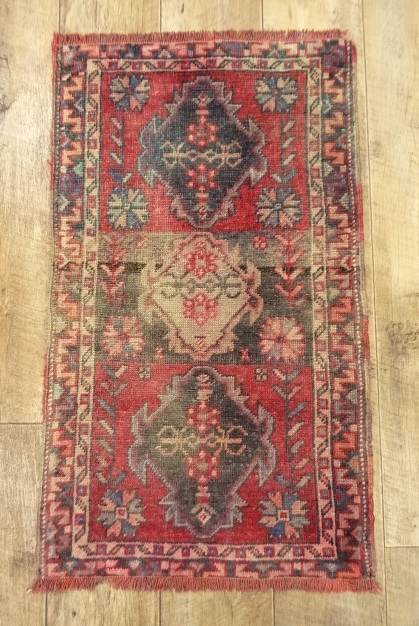 画像: ウール トライバルラグ 87cm x 49cm (ANTIQUE) 「Antique Goods」 入荷しました。