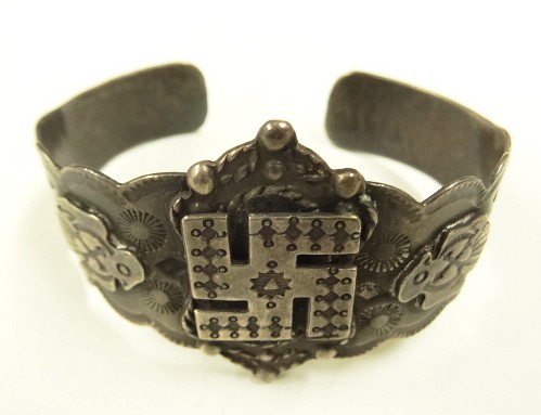 画像: 40'S ナバホ族 インディアンジュエリー "SWASTIKA & THUNDERBIRD" シルバー バングル (VINTAGE) 「Accessorie」入荷しました。