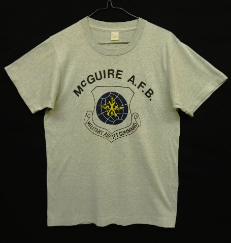画像1: 80'S McGUIRE A.F.B. 染み込みプリント シングルステッチ 半袖 Tシャツ 杢グレー (VINTAGE)