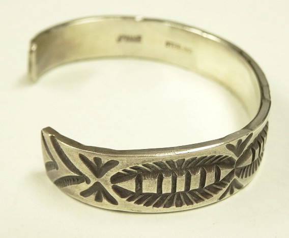 画像3: ナバホ族 インディアンジュエリー "JERROLD TAHE" スタンプワーク シルバー バングル (NEW)