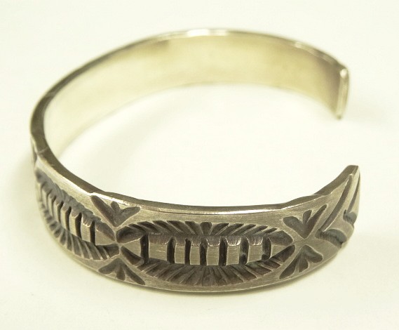 画像2: ナバホ族 インディアンジュエリー "JERROLD TAHE" スタンプワーク シルバー バングル (NEW)