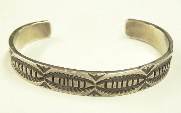 画像1: ナバホ族 インディアンジュエリー "JERROLD TAHE" スタンプワーク シルバー バングル (NEW)