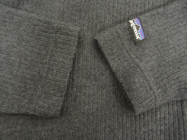 画像: 01'S PATAGONIA 袖先ロゴ 同色切り替え Vネック ニット ネイビー USA製 (VINTAGE)