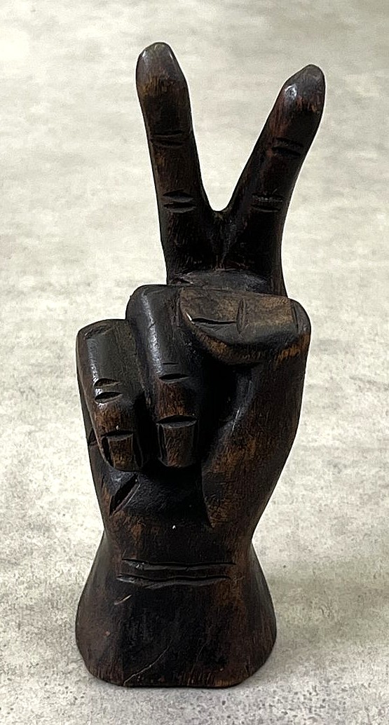 画像1: ウッドカービング ピースサイン ハンドサイン オーナメント オブジェ 手彫り 置物 (VINTAGE)