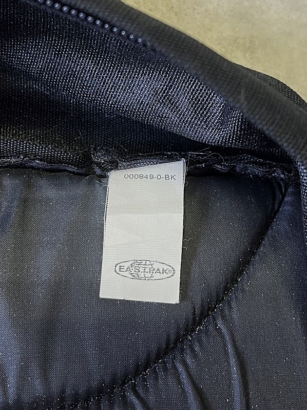 画像7: 90'S EASTPAK 旧タグ ボトムレザー ナイロン バックパック ブラック USA製 (VINTAGE)
