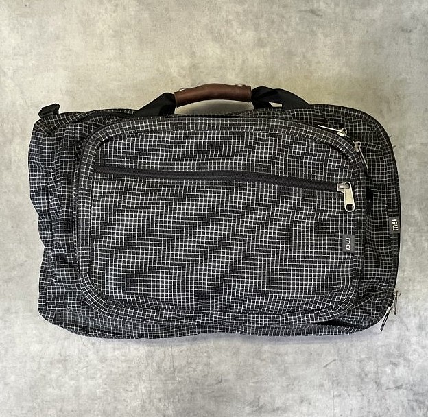 画像: 80'S MEI (MOUNTAIN EQUIPMENT INC) 旧タグ 2WAY ナイロンバッグ ブラック/ホワイト スペクトラ USA製 (VINTAGE)