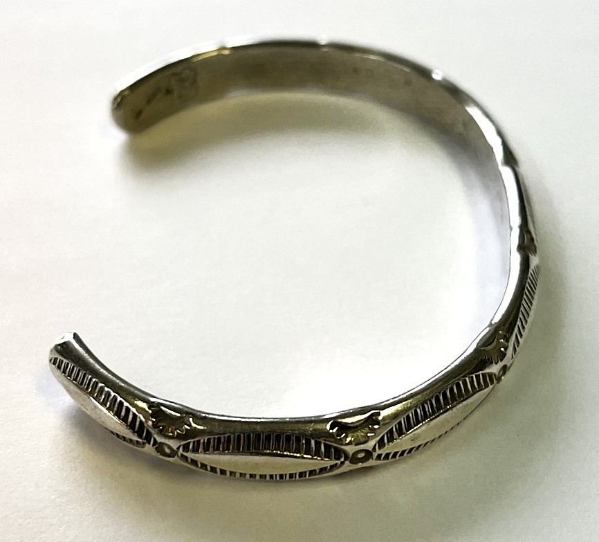 画像4: ナバホ族 インディアンジュエリー "ARNOLD GOODLUCK" スタンプワーク シルバー バングル (NEW)