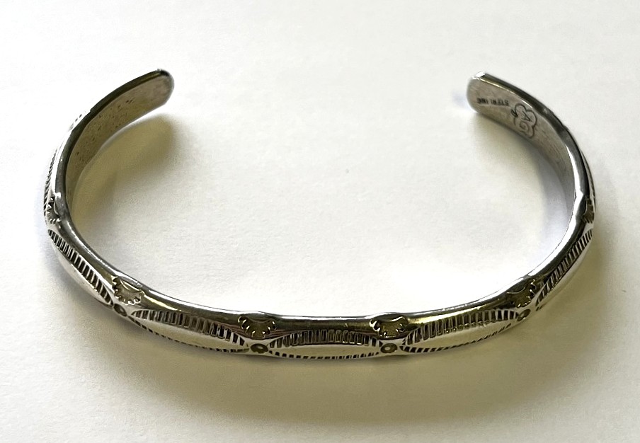 画像1: ナバホ族 インディアンジュエリー "ARNOLD GOODLUCK" スタンプワーク シルバー バングル (NEW)