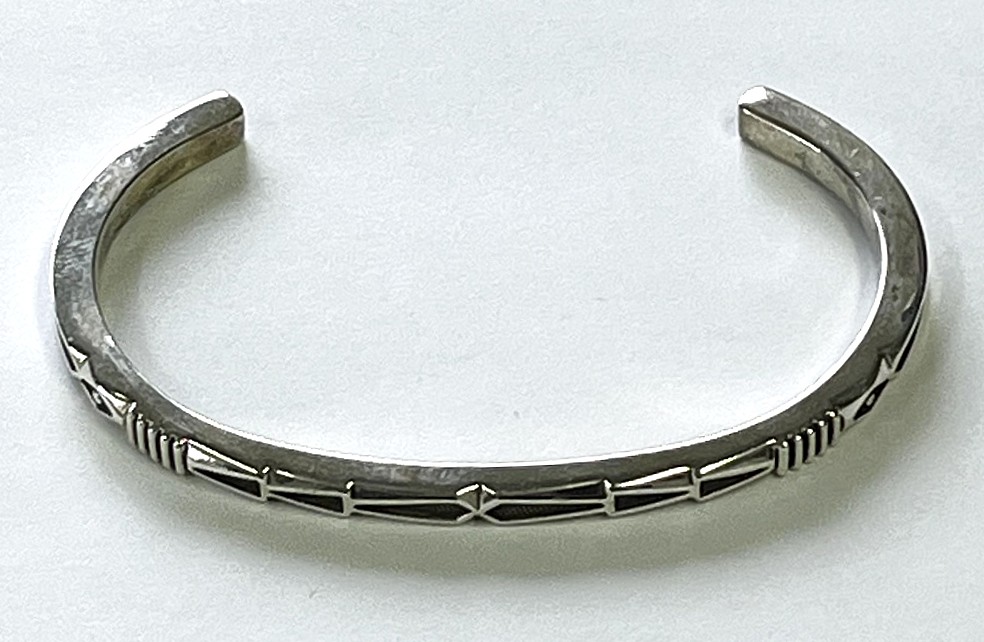 画像1: ナバホ族 インディアンジュエリー "JENNIFER CURTIS" スタンプワーク シルバー バングル (NEW)