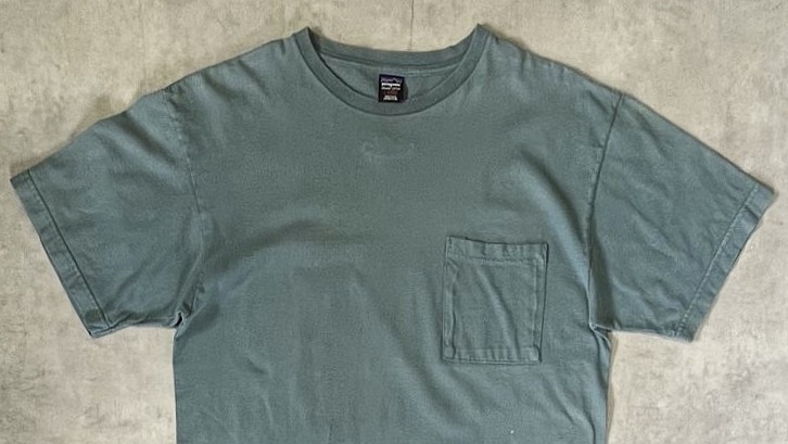 画像: 90'S PATAGONIA 黒タグ オーバルロゴ刺繍 半袖 ポケット付きTシャツ ブルーグレー USA製 (VINTAGE)