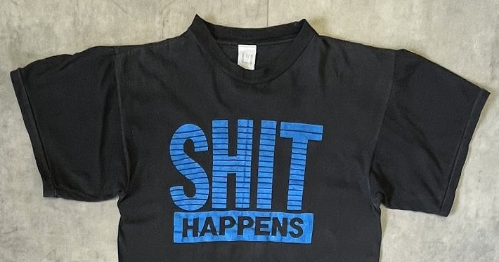 画像: 90'S SHIT HAPPENS シングルステッチ 半袖 Tシャツ ブラック パキスタン製 (VINTAGE)
