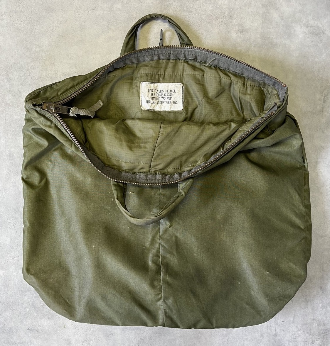 画像5: 80'S アメリカ軍 USAF フライヤーズ ヘルメットバッグ ROBINブラスジップ (VINTAGE)