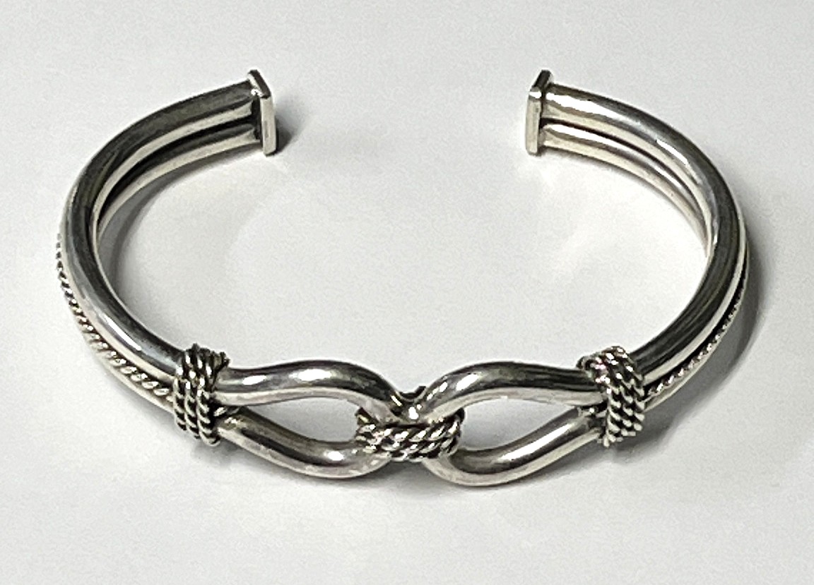 画像1: ナバホ族 インディアンジュエリー "STEVE ARVISO" ホースウィスパラー シルバーバングル (NEW)